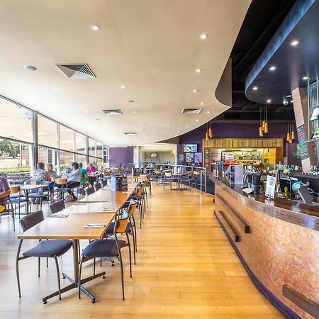 נובל פארק Nightcap At Sandown Park Hotel מראה חיצוני תמונה