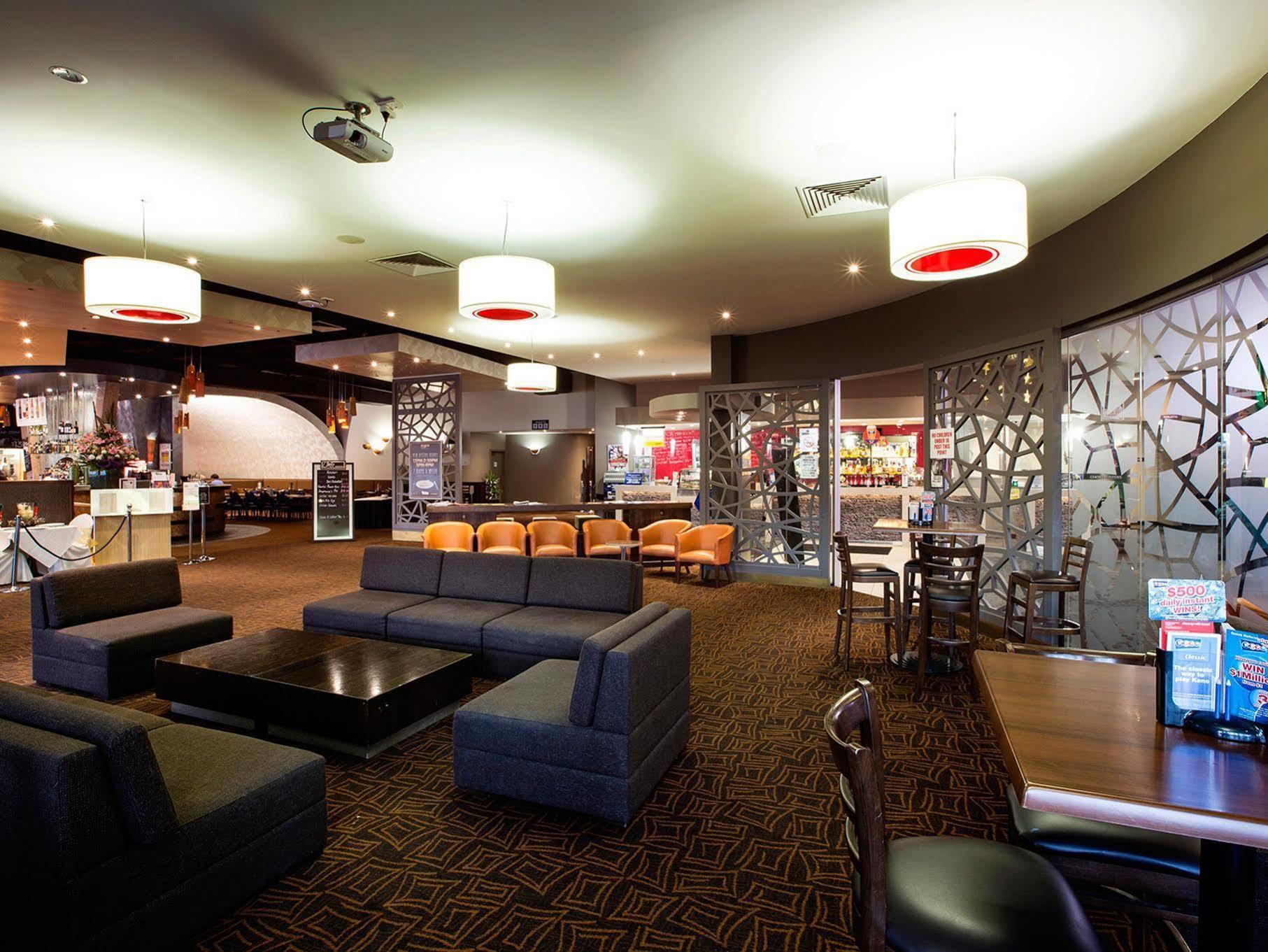 נובל פארק Nightcap At Sandown Park Hotel מראה חיצוני תמונה